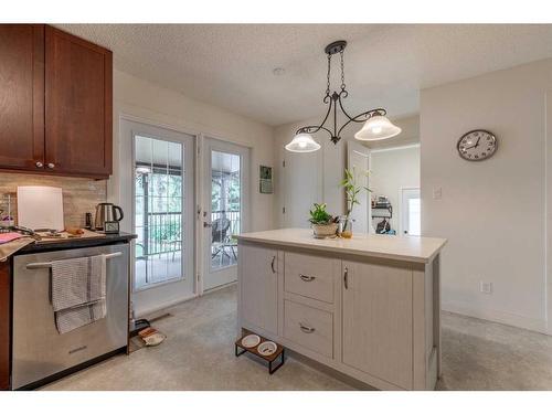 1505 Cedar Place South, Lethbridge, AB - Indoor Photo Showing Kitchen