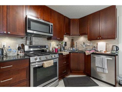 1505 Cedar Place South, Lethbridge, AB - Indoor Photo Showing Kitchen