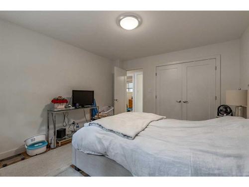 1505 Cedar Place South, Lethbridge, AB - Indoor Photo Showing Bedroom