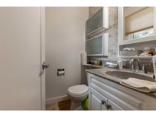 1505 Cedar Place South, Lethbridge, AB - Indoor Photo Showing Bathroom