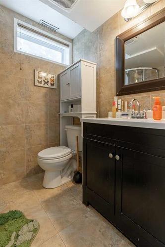 1505 Cedar Place South, Lethbridge, AB - Indoor Photo Showing Bathroom