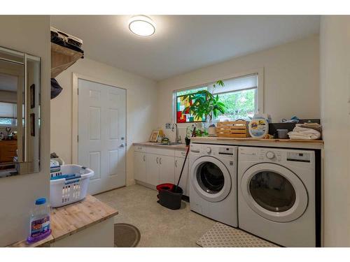 1505 Cedar Place South, Lethbridge, AB - Indoor Photo Showing Laundry Room