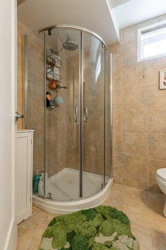 1505 Cedar Place South, Lethbridge, AB - Indoor Photo Showing Bathroom