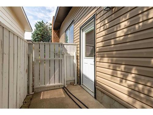 1505 Cedar Place South, Lethbridge, AB - Outdoor With Exterior