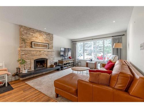 1505 Cedar Place South, Lethbridge, AB - Indoor Photo Showing Living Room With Fireplace