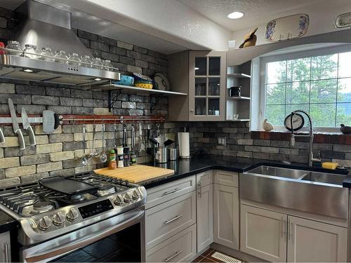 5414 Range Road 2-1A, Rural Pincher Creek No. 9, M.D. Of, AB - Indoor Photo Showing Kitchen With Double Sink