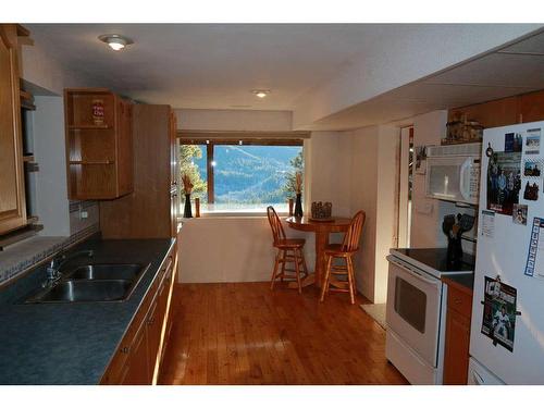 5414 Range Road 2-1A, Rural Pincher Creek No. 9, M.D. Of, AB - Indoor Photo Showing Kitchen With Double Sink