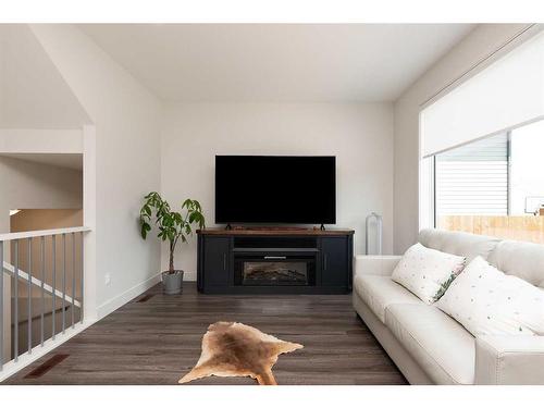 2709 44 Street South, Lethbridge, AB - Indoor Photo Showing Living Room