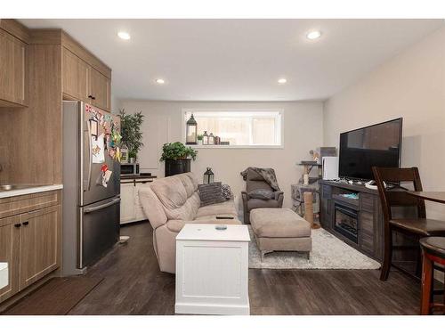 882 Greywolf Run North, Lethbridge, AB - Indoor Photo Showing Living Room