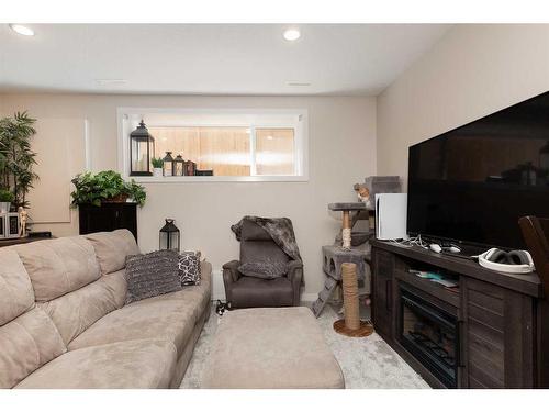 882 Greywolf Run North, Lethbridge, AB - Indoor Photo Showing Living Room