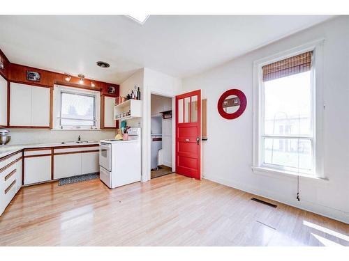 1062 Morden Avenue, Pincher Creek, AB - Indoor Photo Showing Kitchen