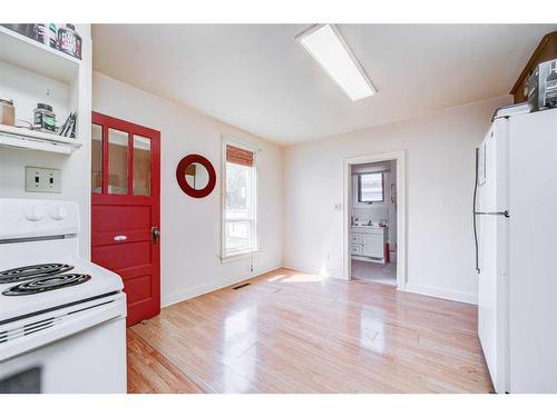 1062 Morden Avenue, Pincher Creek, AB - Indoor Photo Showing Kitchen