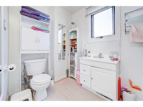 1062 Morden Avenue, Pincher Creek, AB - Indoor Photo Showing Bathroom