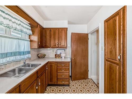 1513 9 Avenue North, Lethbridge, AB - Indoor Photo Showing Kitchen With Double Sink