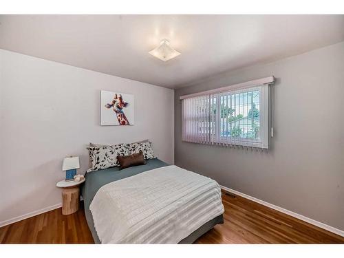 1513 9 Avenue North, Lethbridge, AB - Indoor Photo Showing Bedroom