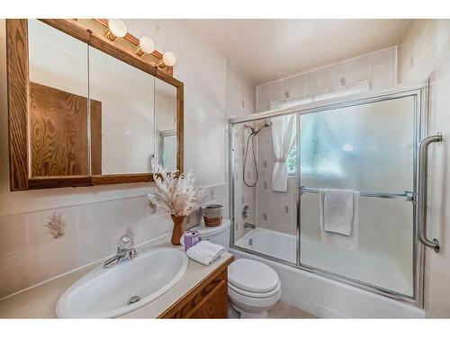 1513 9 Avenue North, Lethbridge, AB - Indoor Photo Showing Bathroom