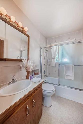 1513 9 Avenue North, Lethbridge, AB - Indoor Photo Showing Bathroom