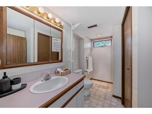 1513 9 Avenue North, Lethbridge, AB - Indoor Photo Showing Bathroom