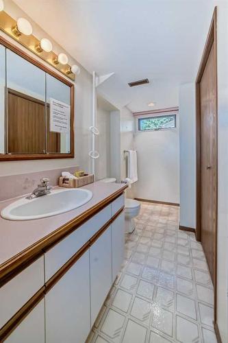 1513 9 Avenue North, Lethbridge, AB - Indoor Photo Showing Bathroom