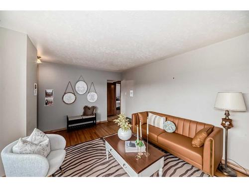 1513 9 Avenue North, Lethbridge, AB - Indoor Photo Showing Living Room