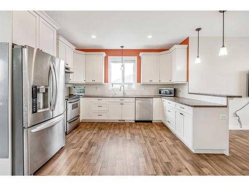 417 Sundance Place, Coalhurst, AB - Indoor Photo Showing Kitchen With Upgraded Kitchen