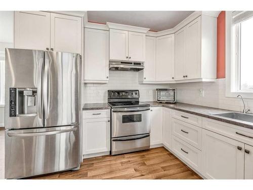 417 Sundance Place, Coalhurst, AB - Indoor Photo Showing Kitchen