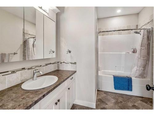 417 Sundance Place, Coalhurst, AB - Indoor Photo Showing Bathroom