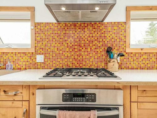 335 Avro Anson Road, Fort Macleod, AB - Indoor Photo Showing Kitchen