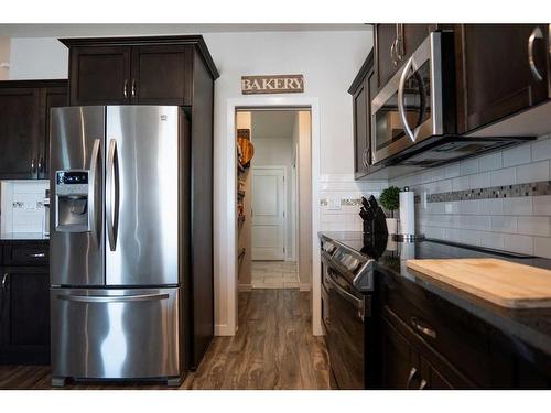 639 Keystone Chase West, Lethbridge, AB - Indoor Photo Showing Kitchen With Stainless Steel Kitchen