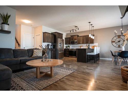 639 Keystone Chase West, Lethbridge, AB - Indoor Photo Showing Living Room