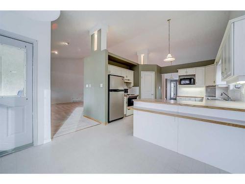 230 Mcmaster Boulevard West, Lethbridge, AB - Indoor Photo Showing Kitchen