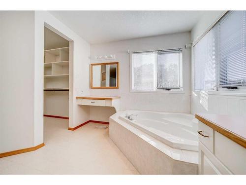 230 Mcmaster Boulevard West, Lethbridge, AB - Indoor Photo Showing Bathroom