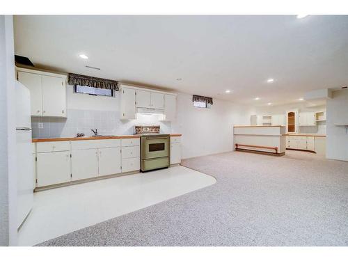 230 Mcmaster Boulevard West, Lethbridge, AB - Indoor Photo Showing Kitchen