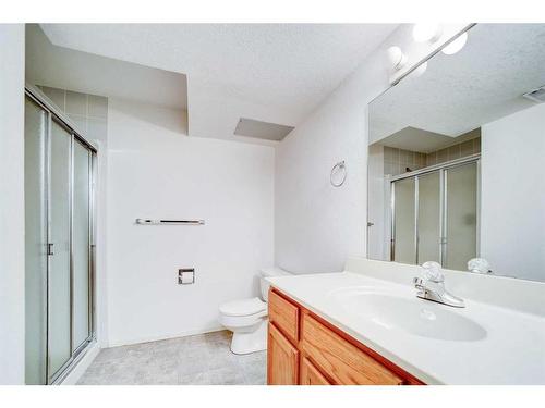 230 Mcmaster Boulevard West, Lethbridge, AB - Indoor Photo Showing Bathroom