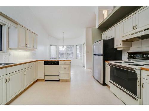 230 Mcmaster Boulevard West, Lethbridge, AB - Indoor Photo Showing Kitchen