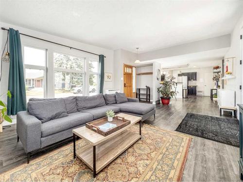 1803 22 Street South, Lethbridge, AB - Indoor Photo Showing Living Room