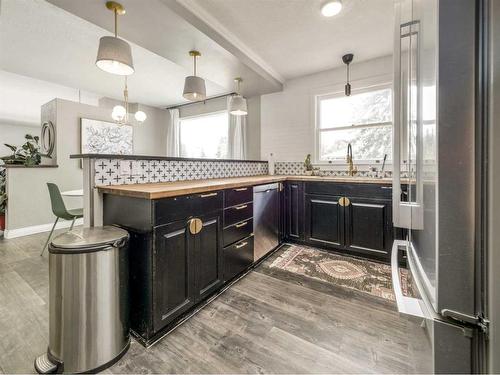 1803 22 Street South, Lethbridge, AB - Indoor Photo Showing Kitchen With Upgraded Kitchen