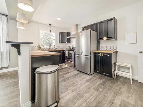 1803 22 Street South, Lethbridge, AB - Indoor Photo Showing Kitchen With Upgraded Kitchen