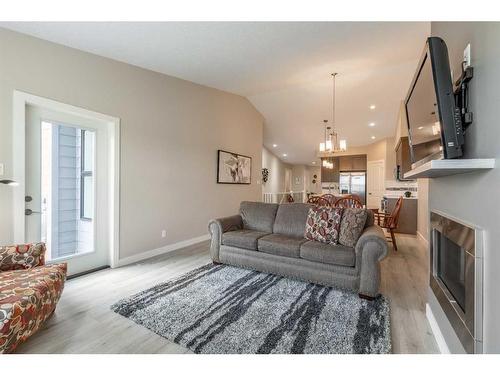 4-53 Aquitania Circle West, Lethbridge, AB - Indoor Photo Showing Living Room