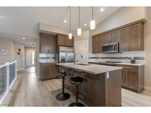 4-53 Aquitania Circle West, Lethbridge, AB - Indoor Photo Showing Kitchen With Upgraded Kitchen