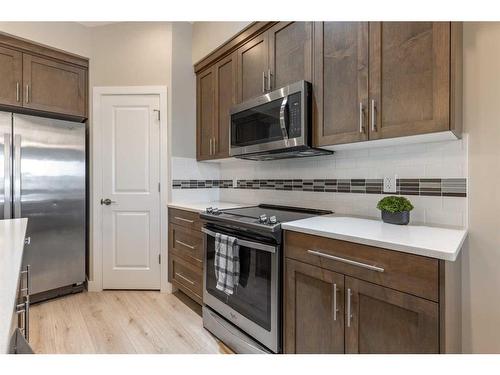 4-53 Aquitania Circle West, Lethbridge, AB - Indoor Photo Showing Kitchen