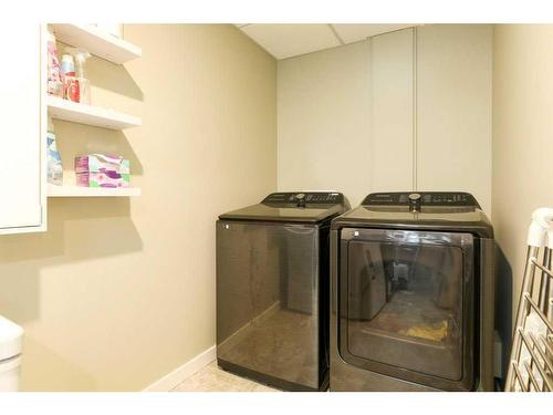 466 Mt Sundance Landing West, Lethbridge, AB - Indoor Photo Showing Laundry Room