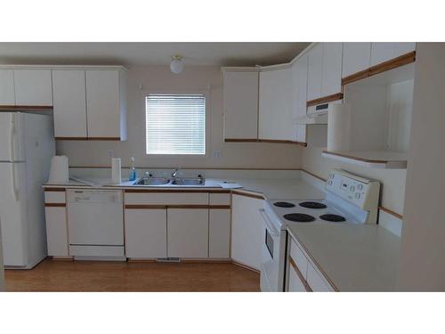 1804 7A Avenue West, Fort Macleod, AB - Indoor Photo Showing Kitchen With Double Sink