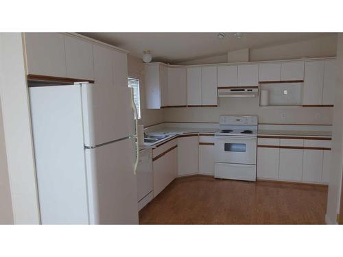 1804 7A Avenue West, Fort Macleod, AB - Indoor Photo Showing Kitchen With Double Sink