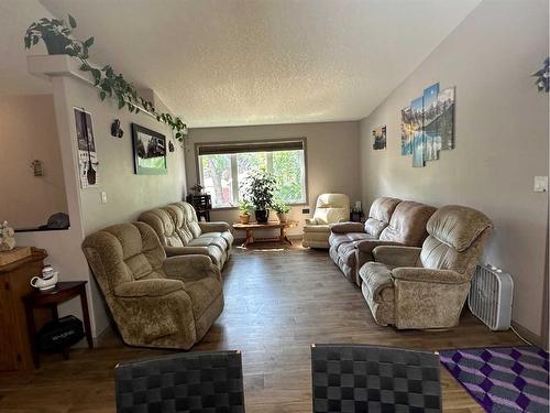 5402 44 Avenue, Taber, AB - Indoor Photo Showing Living Room