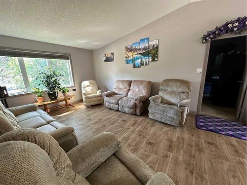 5402 44 Avenue, Taber, AB - Indoor Photo Showing Living Room