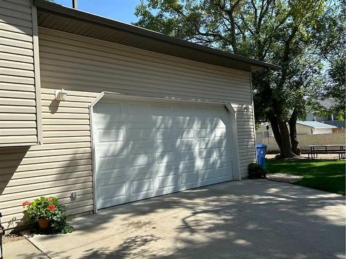 5402 44 Avenue, Taber, AB - Outdoor With Exterior