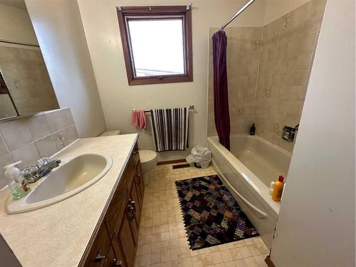 4009 Heritage Drive, Taber, AB - Indoor Photo Showing Bathroom