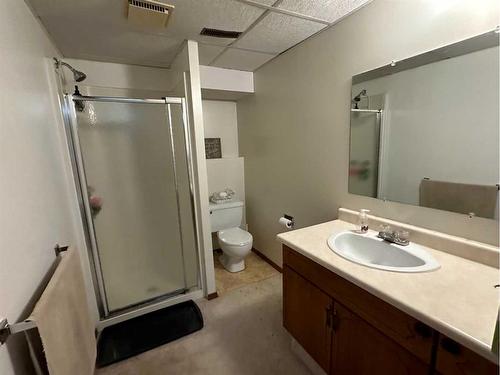 4009 Heritage Drive, Taber, AB - Indoor Photo Showing Bathroom