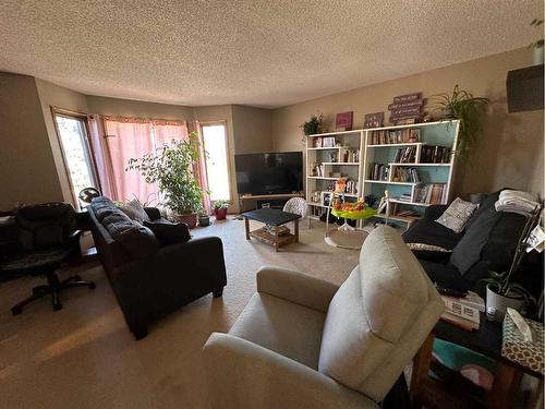 4009 Heritage Drive, Taber, AB - Indoor Photo Showing Living Room